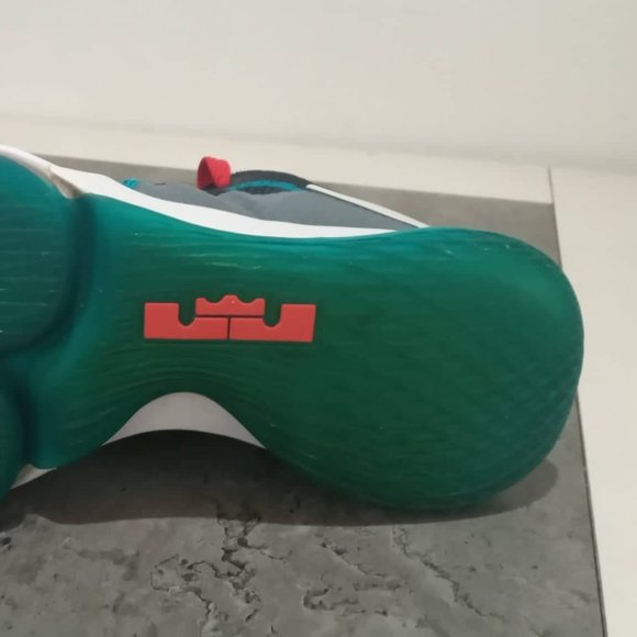 USED LEBRON WITNESS IV SIZE 12 - Picture 9 of 10